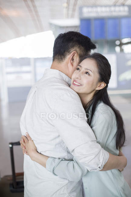 Зрелая китайская пара воссоединилась в аэропорту — стоковое фото
