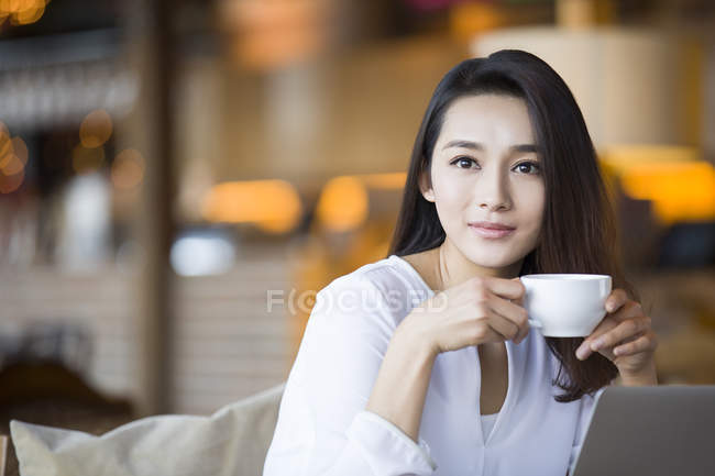 Chinês mulher bebendo café no café — Fotografia de Stock