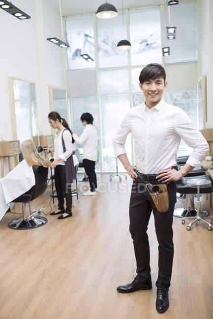 Peluqueros chinos trabajando en peluquería - foto de stock