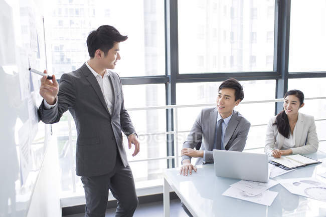 Chinese business people discussing work in meeting — Stock Photo