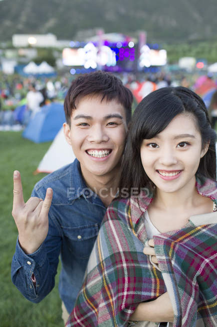 Pareja china posando en el festival de música camping - foto de stock