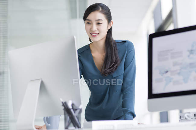 Chinesische Geschäftsfrau benutzt Computer im Büro — Stockfoto