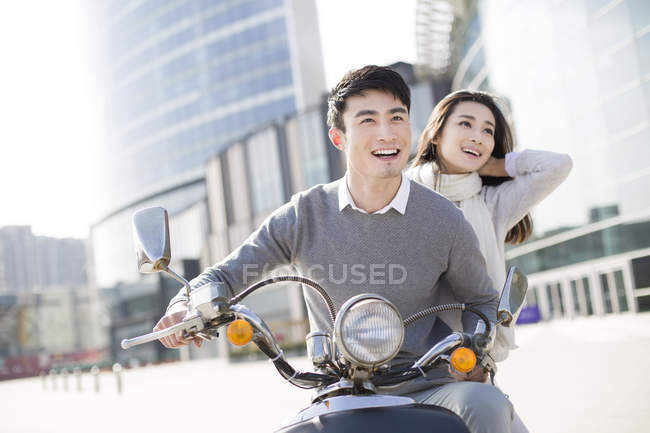 Couple chinois équitation moto ensemble — Photo de stock