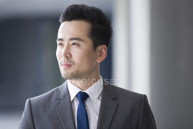 Porträt eines seriösen chinesischen Geschäftsmannes — Stockfoto