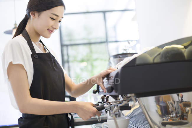 Китайский бариста делает кофе в кафе — стоковое фото