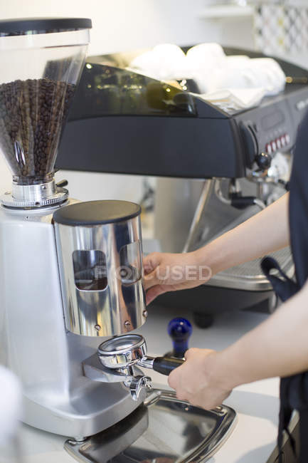 Abgeschnittener Blick auf Barista, der Kaffee im Café kocht — Stockfoto