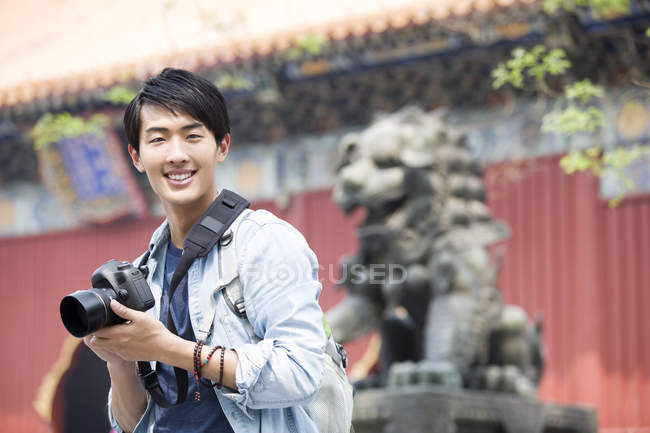 Homem chinês visitando Templo de Lama com câmera digital — Fotografia de Stock