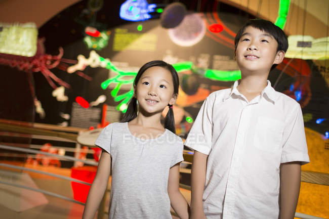 Bambini cinesi in visita al museo della scienza e della tecnologia — Foto stock