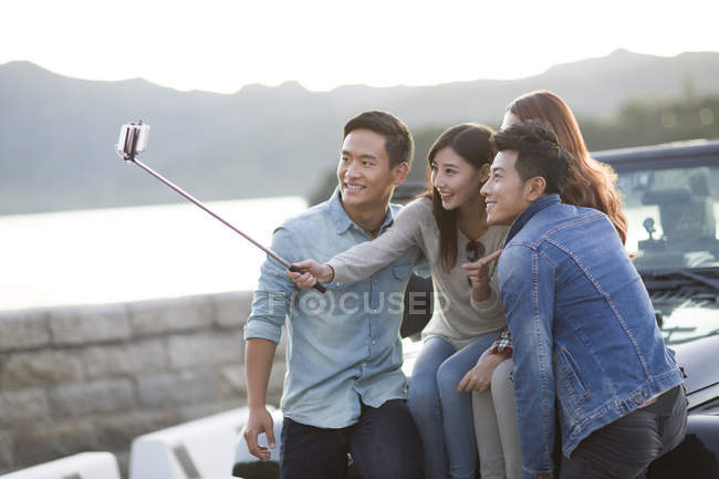 Amici cinesi scattare selfie con smartphone — Foto stock