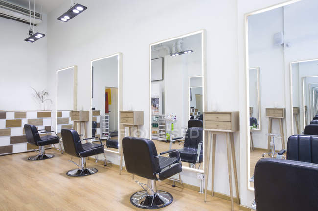 Інтер'єр магазин перукарня з порожнім стільці — стокове фото