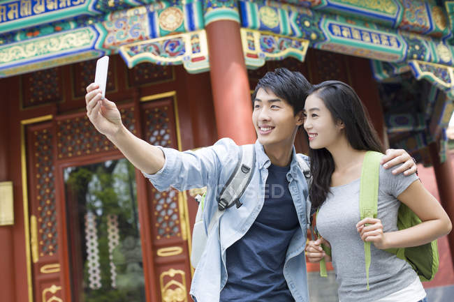 Китайська пара беручи selfie в храмі лама — стокове фото