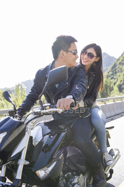 Couple chinois équitation moto ensemble — Photo de stock