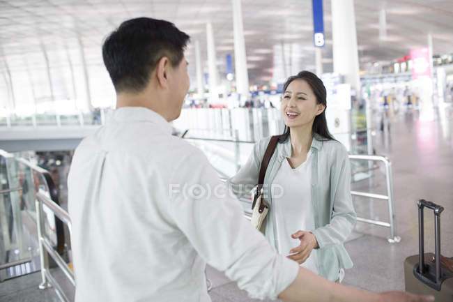 Mature couple chinois se réunissant à l'aéroport — Photo de stock