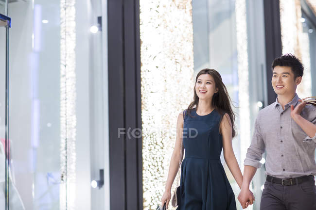 Chinese couple shopping together in mall — Stock Photo