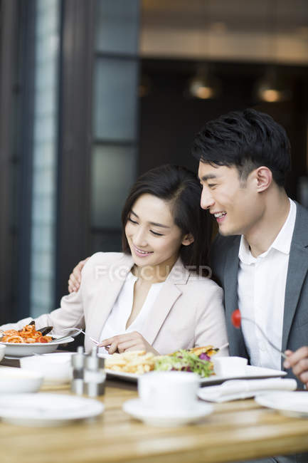 Couple chinois dînant au restaurant ensemble — Photo de stock