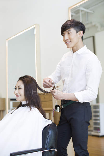 Barbier chinois coupe cheveux client féminin — Photo de stock