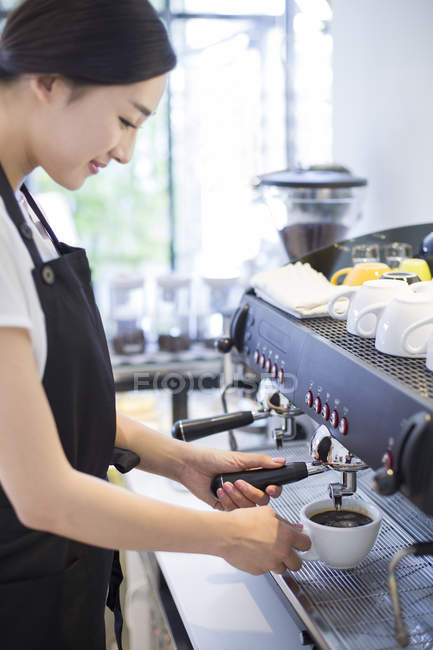 Chinesischer Barista kocht Kaffee im Café — Stockfoto