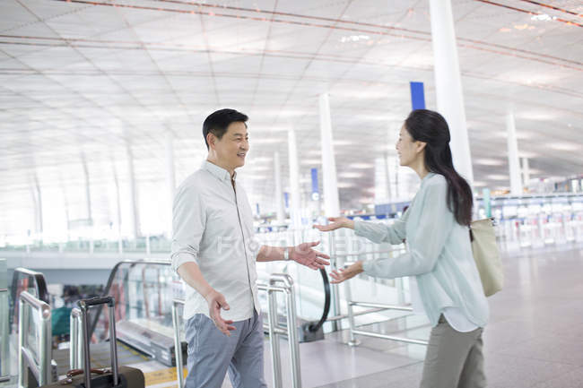 Зрелая китайская пара воссоединилась в аэропорту — стоковое фото
