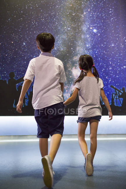 Crianças chinesas visitando museu de ciência e tecnologia — Fotografia de Stock