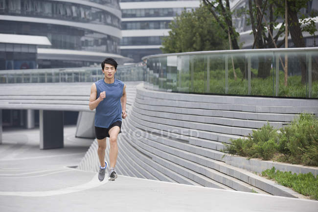 Китаец бегает по улице — стоковое фото