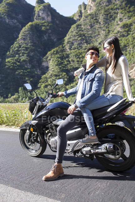 Casal chinês sentado na motocicleta juntos — Fotografia de Stock