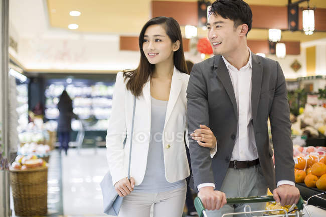 Couple chinois faisant du shopping au supermarché — Photo de stock