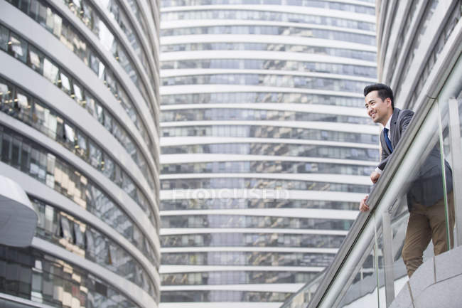 Chinesischer Geschäftsmann schaut sich im Finanzviertel um — Stockfoto