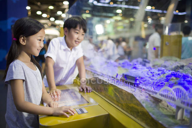 Китайські діти, дивлячись на виставці в музеї — стокове фото
