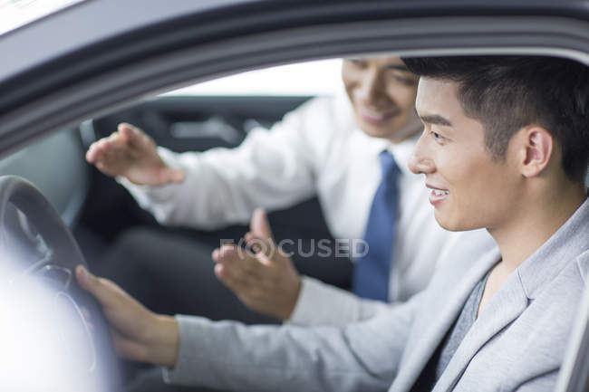 Concessionnaire de voiture aider l'homme avec essai routier — Photo de stock