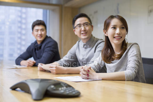 Китайские ИТ-работники встречаются в зале заседаний — стоковое фото