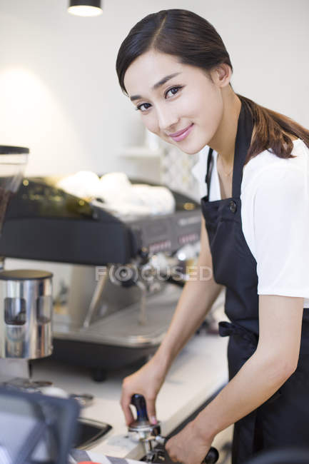 Barista chinois faisant du café dans le café — Photo de stock