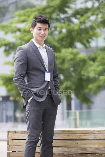 Китайський бізнесмен, стоячи в бізнес-центрі — стокове фото