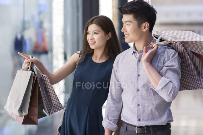 China pareja de compras juntos en el centro comercial - foto de stock