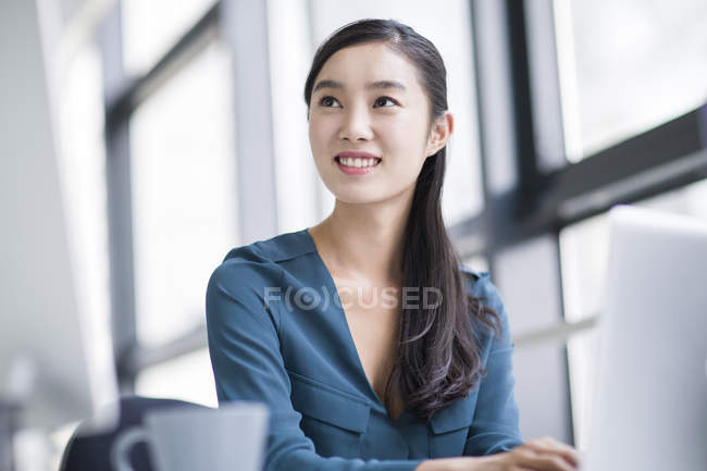 Donna d'affari cinese che lavora in ufficio — Foto stock
