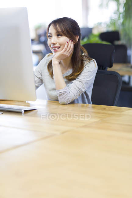 Chinesin arbeitet mit Computer im Büro — Stockfoto