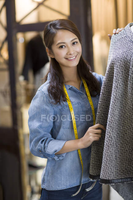 Chinês designer de moda feminina de pé na loja — Fotografia de Stock