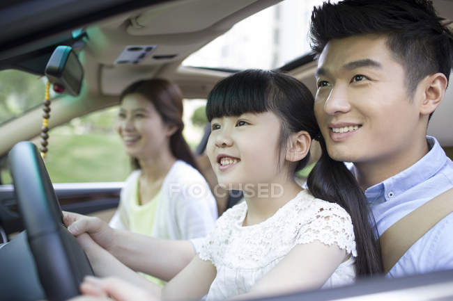 Couple chinois avec fille assise en voiture — Photo de stock