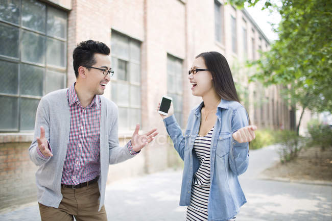 Colegas chineses conversando e rindo na rua — Fotografia de Stock