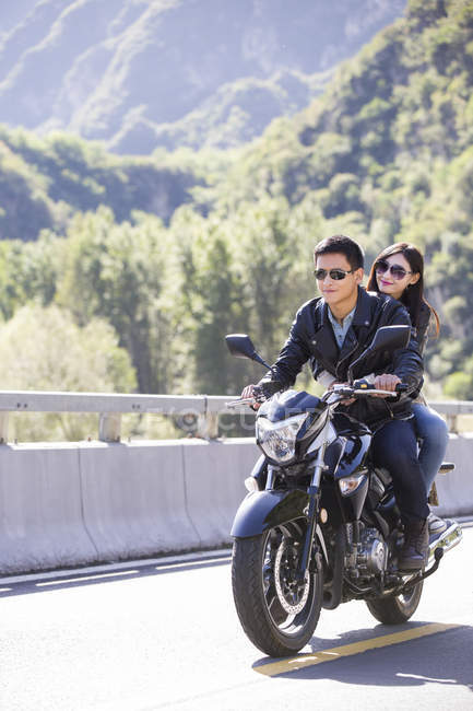 Chinesisches Paar fährt Motorrad zusammen — Stockfoto
