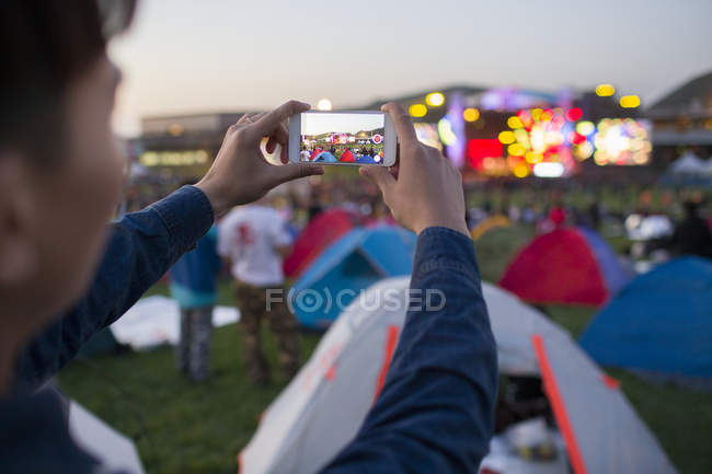 Mãos masculinas tirando fotos com smartphone no festival de música — Fotografia de Stock