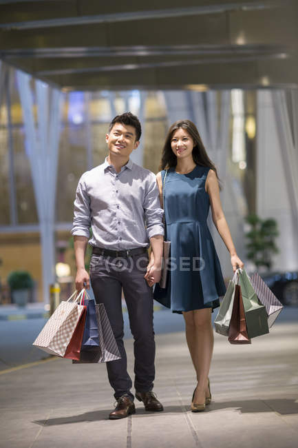 Casal chinês compras juntos no shopping — Fotografia de Stock