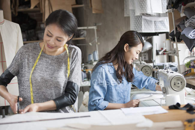 Chinoise tailleurs travaillant en atelier — Photo de stock