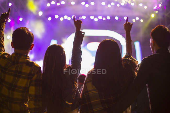 Amici cinesi si divertono al festival musicale — Foto stock
