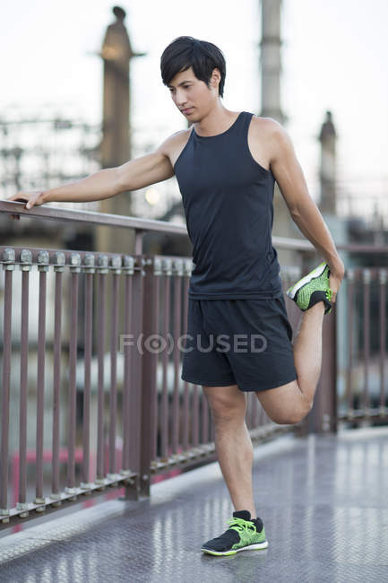 Chinesisch mann stretching auf straße — Stockfoto