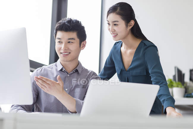 Китайський бізнес колег говорити в офісі — стокове фото