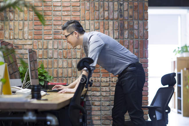 Chinois homme travailleur informatique travaillant dans le bureau — Photo de stock