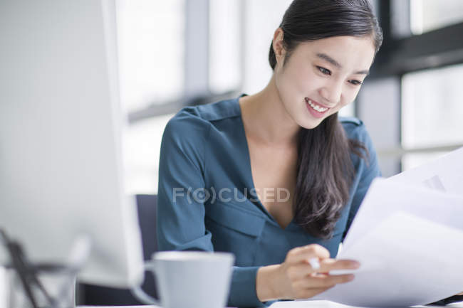 Chinesische Geschäftsfrau arbeitet im Büro — Stockfoto