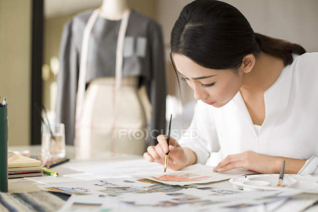 Chinesischer Modedesigner zeichnet Skizze — Stockfoto