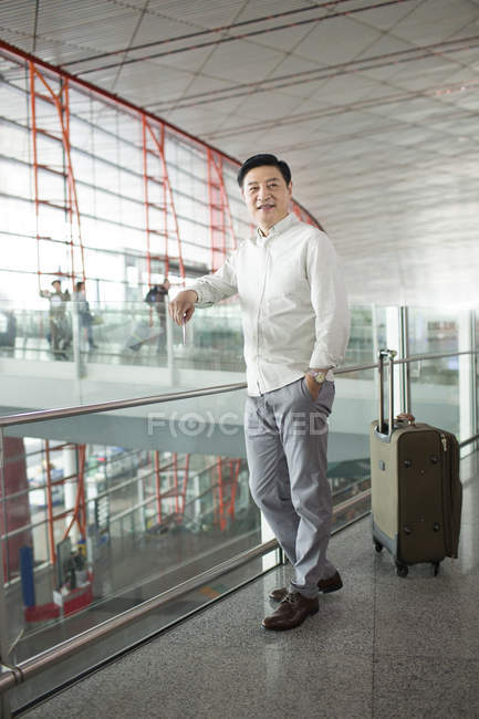 Зрелый китаец ждет в аэропорту — стоковое фото