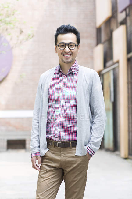 Vista frontal do homem chinês adulto médio — Fotografia de Stock